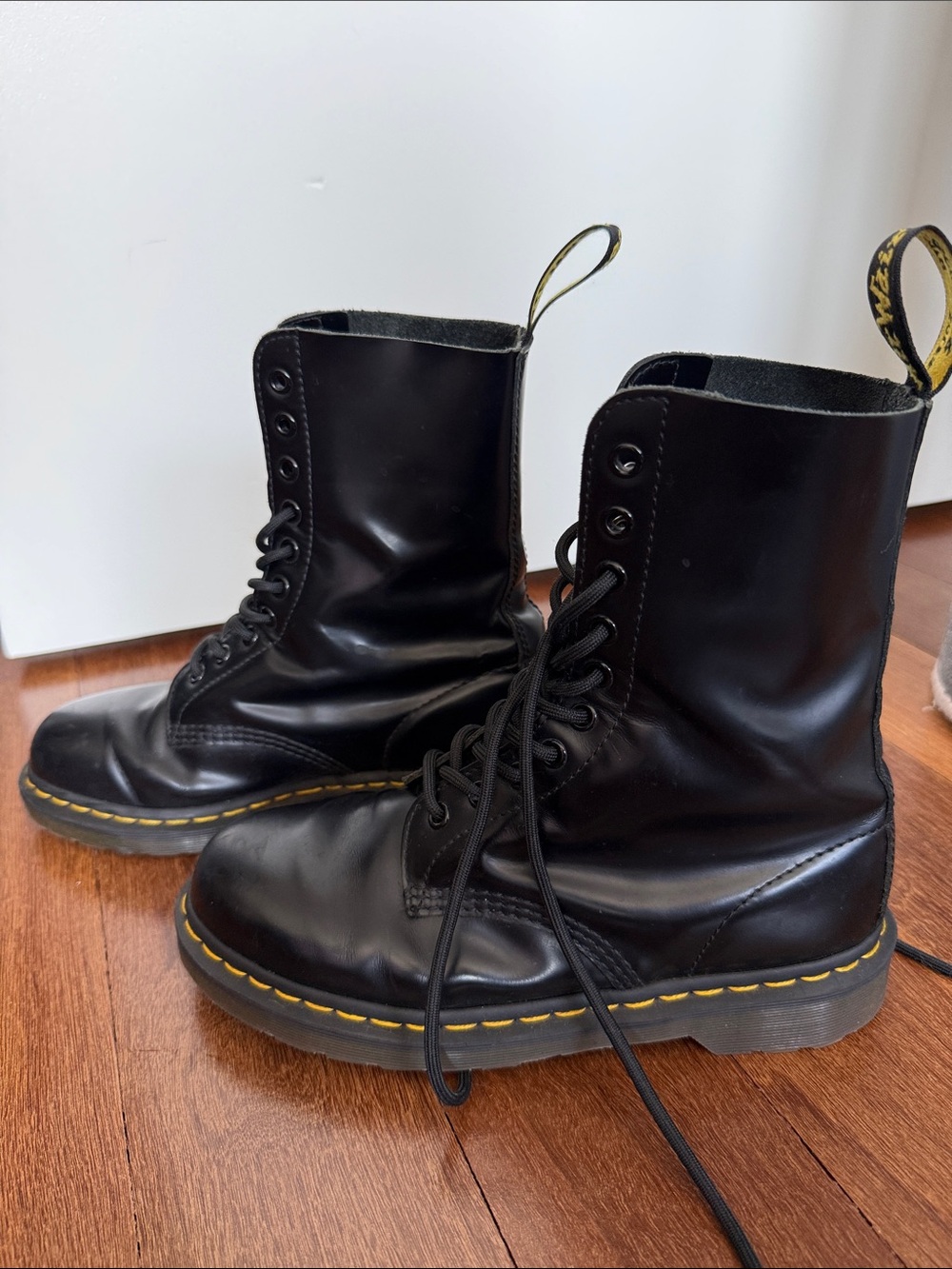 Dr. Martens x Marc Jacobs Glossy Black Leather Lace-Up Boots - Picture 2 of 6